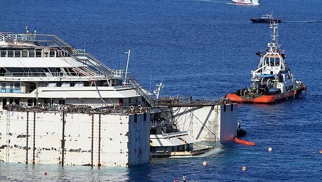Die "Costa Concordia" wird zunächst angehoben, dann kann der Abtransport beginnen. (Bild: APA/EPA/Claudio Giovannini)