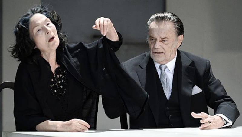 Gert Voss (r.) als Orgon und Edith Clever als Dorine in "Tartuffe" im Akademietheater in Wien. (Bild: APA/HERBERT NEUBAUER)