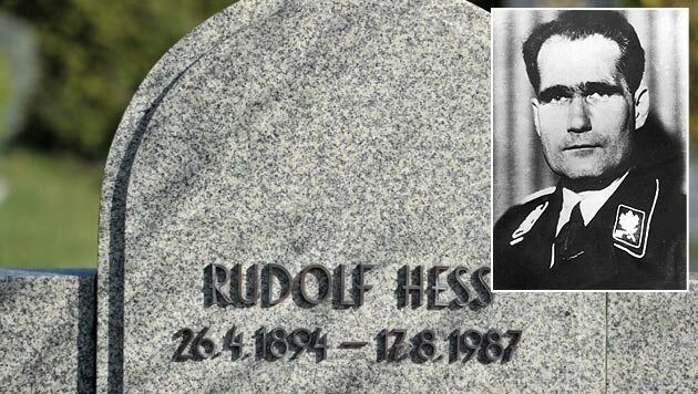 Ehemaliger Grabstein von Rudolf Heß in Wunsiedel. 2011 wurde der Leichnam exhumiert und verbrannt. (Bild: David Ebener/EPA/picturedesk.com, dpa/dpaweb)