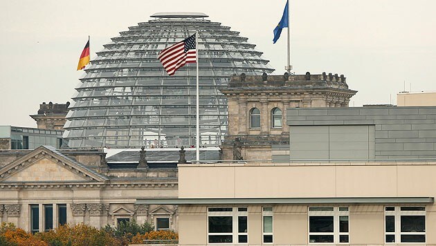 Die US-Botschaft in Berlin, im Hintergrund ist das Reichstagsgebäude zu sehen. (Bild: AP)