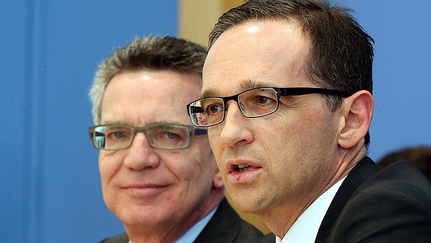 Justizminister Heiko Maas mit Innenminister Thomas de Maiziere (Bild: APA/EPA/WOLFGANG KUMM)