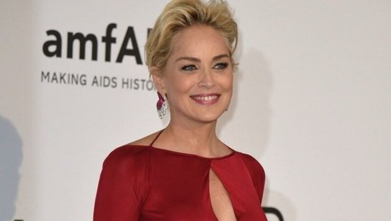 Sharon Stone lächelt bei der amfAR-Gala bei den Filmfestspielen in Cannes für die Kameras. (Bild: AFP)