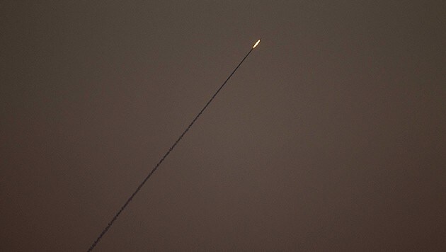 Eine aus dem Gazastreifen abgefeuerte Rakete (Bild: AP)