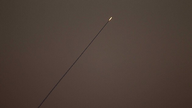 Eine aus dem Gazastreifen abgefeuerte Rakete (Bild: AP)
