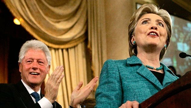 Bill Clinton mit seiner Ehefrau Hillary, die sich im Gegensatz zu ihrem Mann erfolglos um das US-amerikanische Präsidentenamt bewarb. (Bild: AP)