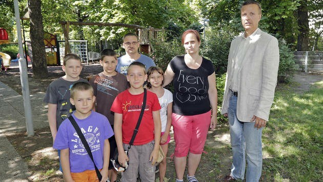 Familie P. mit FPÖ-Gemeinderat Günter Kasal (Bild: Klemens Groh)