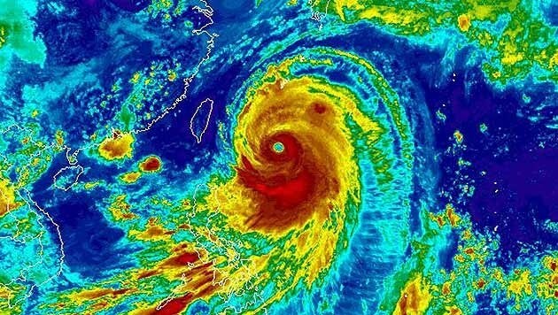 Das Satellitenbild zeigt den sich auf Japan zubewegenden Mega-Taifun. (Bild: APA/EPA/NOAA)