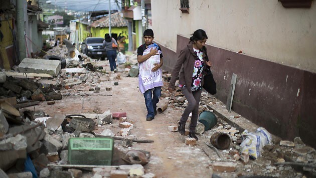 In Guatemala hinterließ das Erdbeben teils ein Bild der Verwüstung. (Bild: AP)