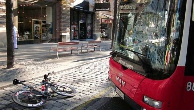 Die Frontscheibe des 13A-Busses ging bei der Kollision zu Bruch, das Bike landete auf der Straße. (Bild: Wiener Linien)