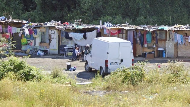 Eine Roma-Wohnsiedlung nahe der französischen Hauptstadt Paris. (Bild: Michel Euler)