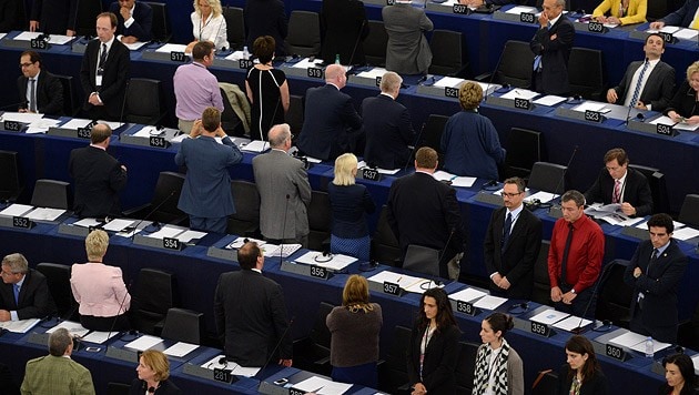Kollektives Umdrehen der Rechtspolitiker im EU-Parlament während der "Ode an die Freude" (Bild: APA/EPA/Patrick Seeger)