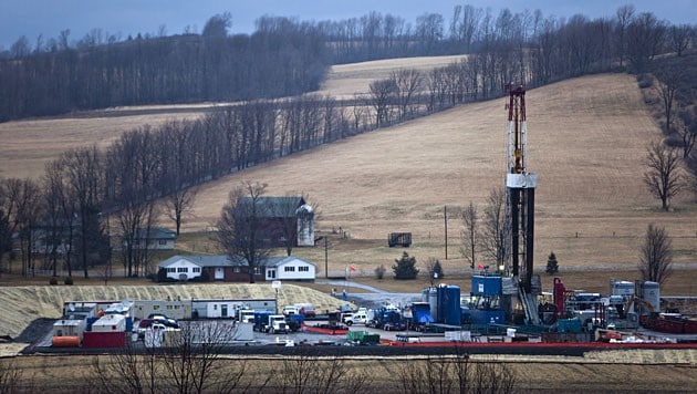 Eine Fracking-Anlage im US-Bundesstaat Pennsylvania (Bild: EPA /Jim Lo Scalzo/picturedesk.com)