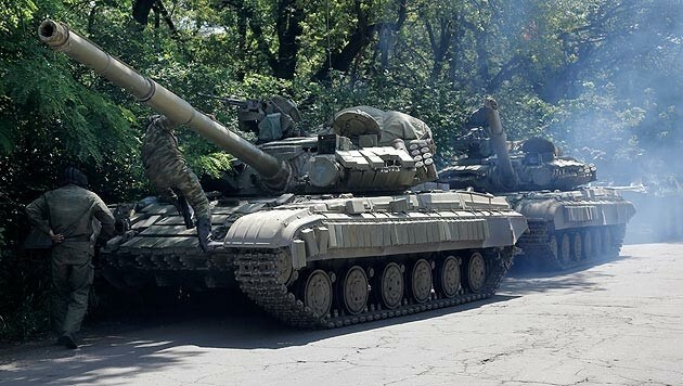 Prorussische Kräfte machen ihre Panzer startklar. (Bild: AP)