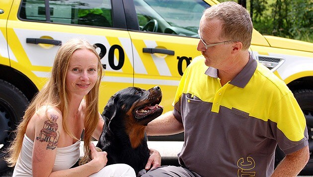 Hundebesitzerin Mela H.und ihre Hündin Gina mit Pannenfahrer Gerhard Holltischer vom ÖAMTC Salzburg. (Bild: ÖAMTC)