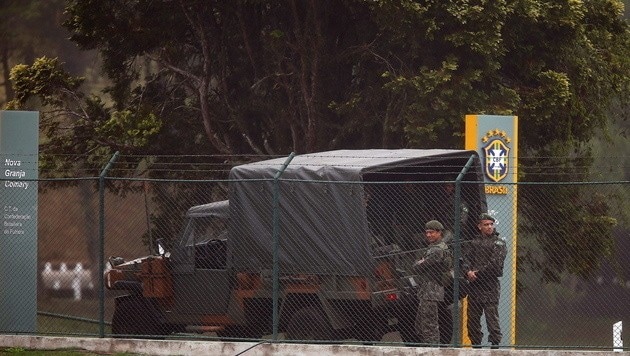 Strenge Aufpasser: Soldaten beschützen Neymar und Co. vor ungebetenen Gästen. (Bild: APA/EPA/MARCELO SAYAO)