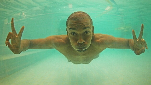 Spaß muss ein: Fernandinho posiert für die Unterwasser-Kamera. (Bild: APA/EPA/Rafael Ribeiro / HANDOUT)
