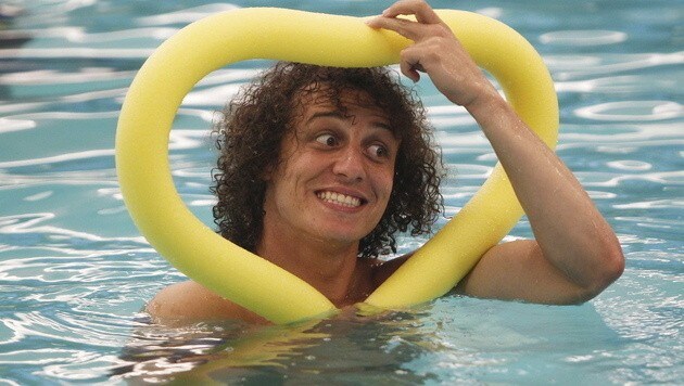 Wasserratte: David Luiz hat im kühlen Nass seine Freude. (Bild: APA/EPA/Rafael Ribeiro / HANDOUT)