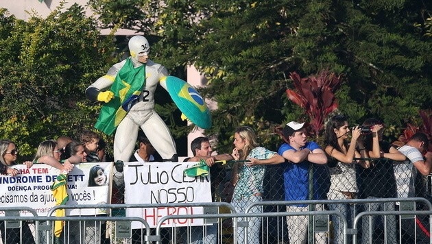 Großer Andrang: Die Fans lieben ihre brasilianischen Superhelden. (Bild: APA/EPA/Marcelo Sayao)