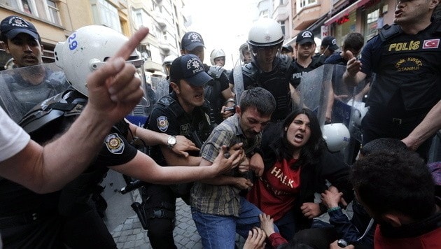 Sowohl in Istanbul als auch in Soma wurden Demonstranten festgenommen. (Bild: APA/EPA/SEDAT SUNA)