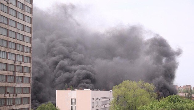 Augenzeugen berichteten von Schüssen und dichtem Rauch, Medien von Toten in Mariupol. (Bild: twitter.com/Euromaidan)