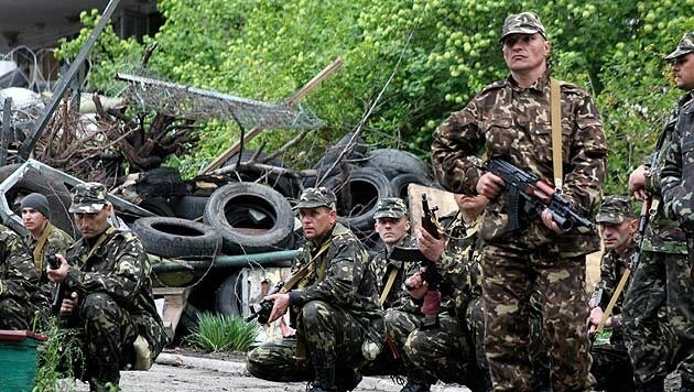 Ukrainische Soldaten haben sich in Mariupol in Stellung gebracht. (Bild: AP)