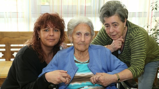 Elfi R. (85) erholt sich von den Strapazen, Tochter Elfriede und Enkelin Gabriele unterstützen sie. (Bild: Peter Tomschi)