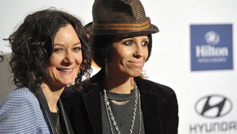 Sara Gilbert (links) mit Linda Perry (Bild: John Shearer/Invision/AP)