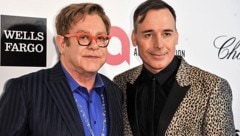 Elton John und David Furnish sind seit dem ersten Tag, an dem Ehen zwischen gleichgeschlechtlichen Partnern in Großbritannien möglich wurden, verheiratet. (Bild: Richard Shotwell/Invision/AP)