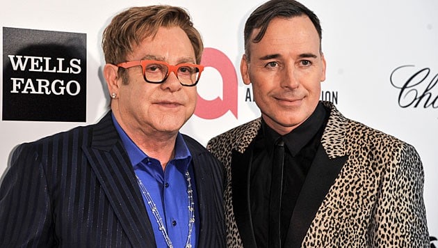 Elton John und David Furnish sind seit dem ersten Tag, an dem Ehen zwischen gleichgeschlechtlichen Partnern in Großbritannien möglich wurden, verheiratet. (Bild: Richard Shotwell/Invision/AP)