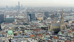 Wer aktuell in Wien unter Atembeschwerden, Husten oder Schnupfen leidet, sollte sich nicht allzu lange im Freien aufhalten. Krone.at verrät, wieso ...  (Bild: APA/HERBERT NEUBAUER (Symbolbild))