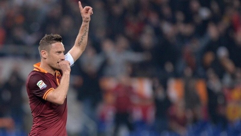 Die Roma-Legende Totti kickt für die Kinder in Old Trafford (Bild: EPA)