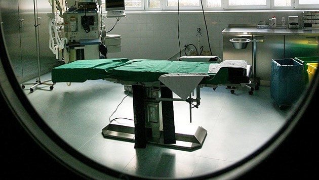 An operating theater had to be closed due to a lack of staff (symbolic image). (Bild: APA/HELMUT FOHRINGER)