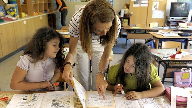 Gute Kommunikation zwischen Lehrern und Eltern fördert den Lernerfolg. (Bild: APA/HARALD SCHNEIDER)