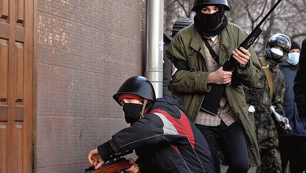 Bewaffnete Demonstranten auf dem Maidan in Kiew (Bild: AP)