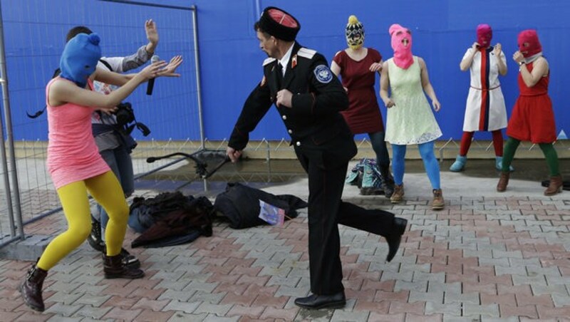 Pussy Riot bei ihrer Festnahme in Sotschi (Bild: AP)