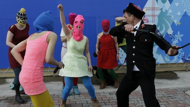 Pussy Riot bei einer Aktion in Sotschi (Bild: AP)