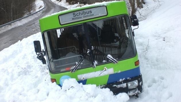 Der Linienbus war über einem Bach hängen geblieben (Symbolbild) (Bild: Polizei)