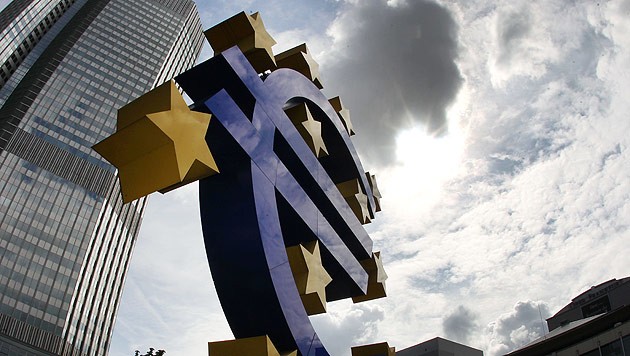 Mit steigenden Zinsen versucht EZB, hohe Teuerung zu zähmen. (Bild: AP)