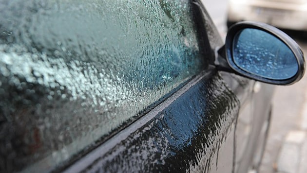 Fällt Regen auf unterkühlte Strukturen – wie hier ein Auto – bildet sich Blitzeis. Auf Straßen ist es brandgefährlich. (Bild: APA/HERBERT PFARRHOFER)