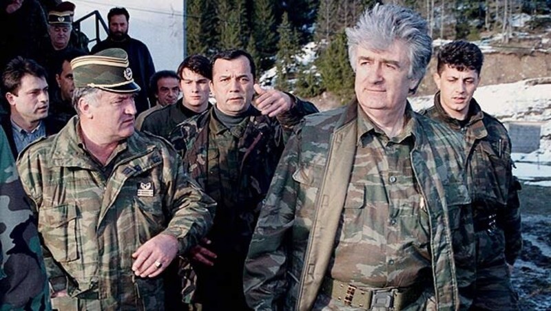 Ratko Mladic (links) und Radovan Karadzic während des Krieges in Bosnien (Bild: AP)