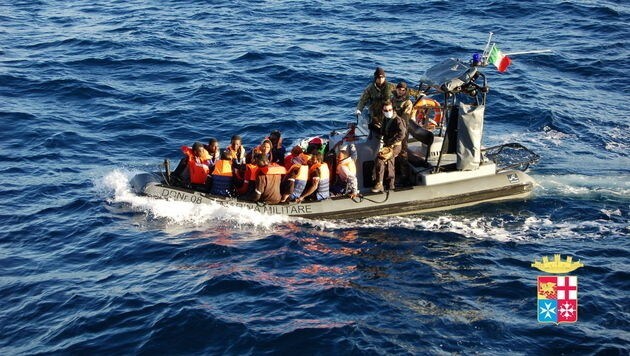 Migranten vor Lampedusa (Bild: APA/EPA/ITALIAN NAVY PRESS OFFICE)