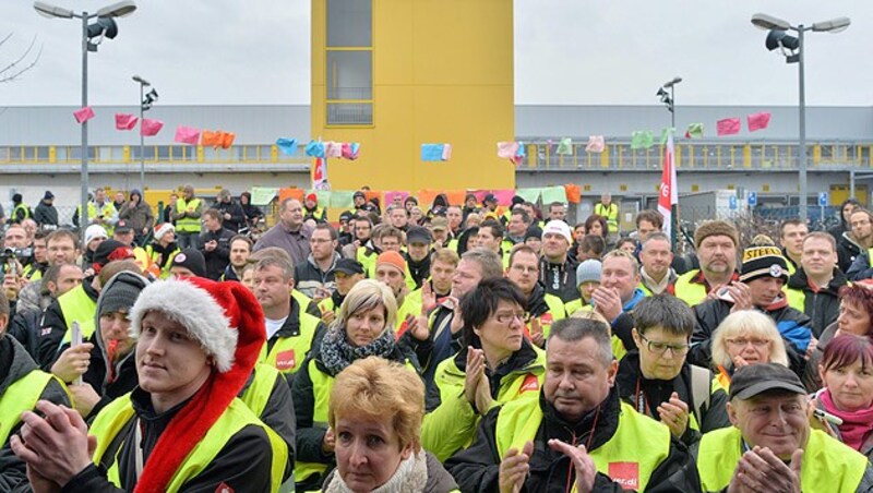 Die Gewerkschaft Verdi hat immer wieder deutsche Amazon-Standorte bestreikt und fordert bessere Löhne für die Mitarbeiter. (Bild: APA/EPA/Hendrik Schmidt)