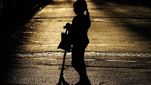 In der Dämmerung und im Dunkeln sollten Fußgänger, vor allem Kinder, Warnkleidung oder zumindest Reflektorstreifen auf ihrer Kleidung tragen. (Bild: dpa/Marius Becker)
