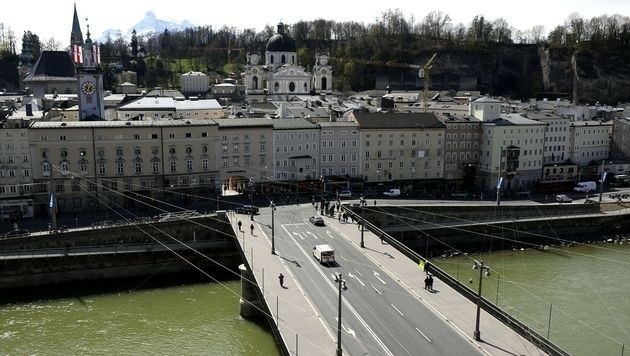Der Unfall ereignete sich bei der Staatsbrücke in Salzburg. (Bild: APA/BARBARA GINDL)