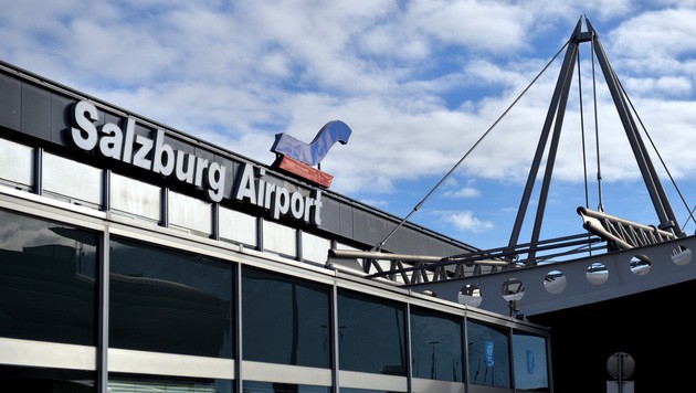Der Privatjet aus Moskau landete am Salzburger Flughafen, um einen Koffer von einem Zweitwohnsitz abzuholen. (Bild: APA/BARBARA GINDL)