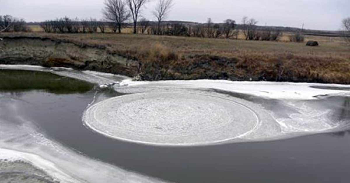 Ice circle. Ледяной круг. Ледяные круги на реках. Круги на реке. Ледяные круги на воде.