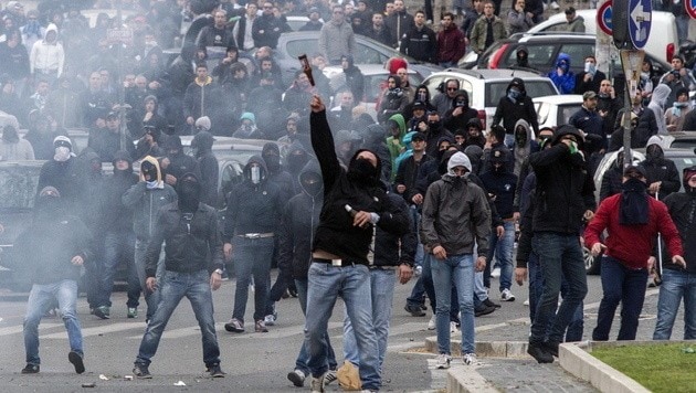 Hier ein Bild von früheren Ausschreitungen bei einem Römer Derby … (Bild: EPA)