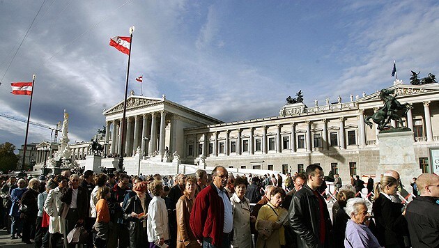 Österreichs Bevölkerung wächst vor allem durch Zuwanderung (Symbolbild). (Bild: APA/ROLAND SCHLAGER)