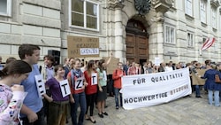 Am Donnerstag geht Österreichs Bildungspersonal auf die Straße, um bessere Arbeits- und Lernbedingungen zu fordern (Archivbild). (Bild: APA/Herbert Neubauer)