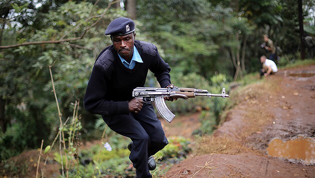 Ein schwer bewaffneter kenianischer Polizist im Anti-Terror-Einsatz (Archivbild). (Bild: AP)